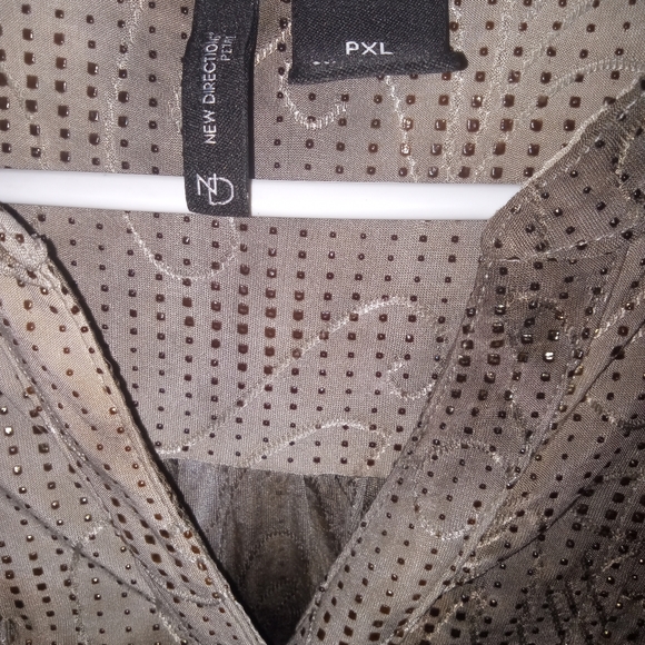 3/$10 New Directions Petite Top PXL V Neck Popover Studded Roll tab  blouse - Picture 3 of 7